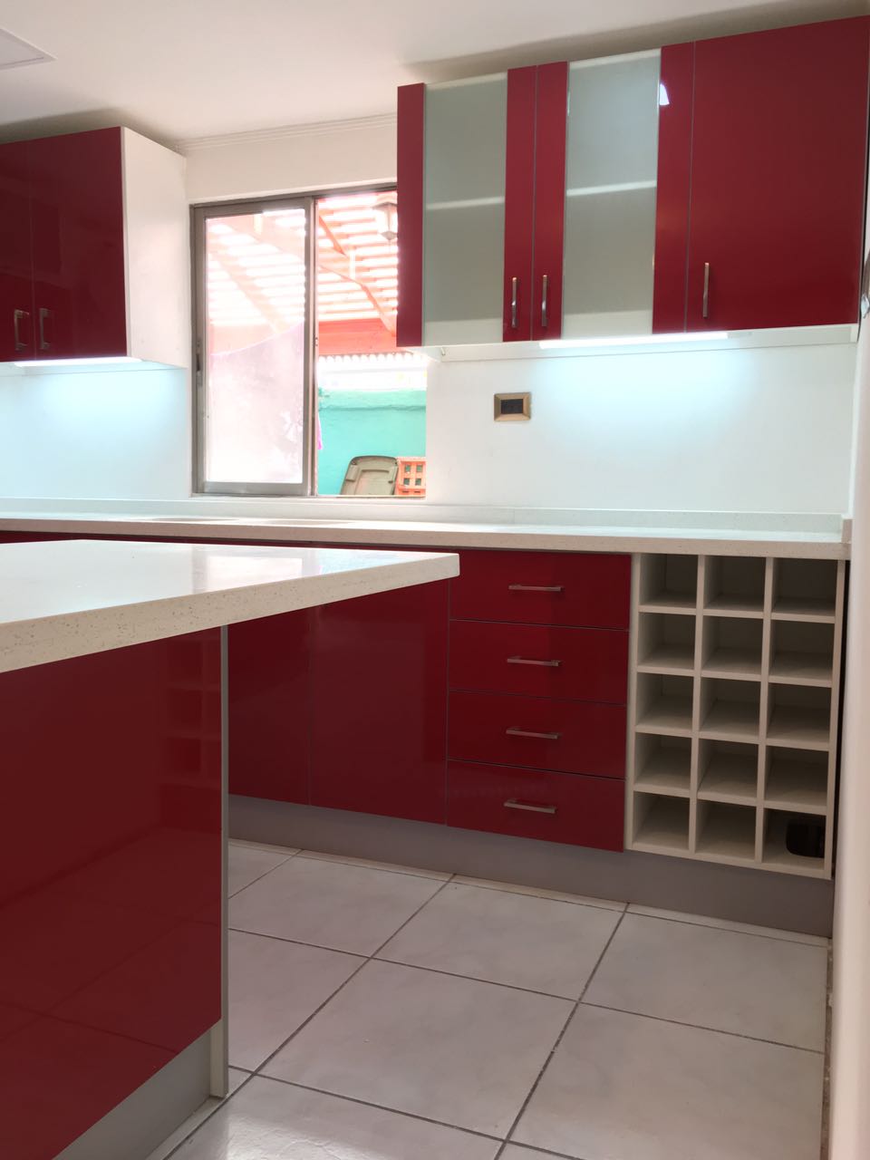 Mueble Rojo Brillante y Cuarzo Blanco