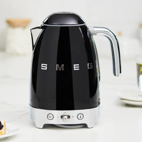 Hervidor Smeg Pro Negro modelo KLF04BLEU - imagen 1