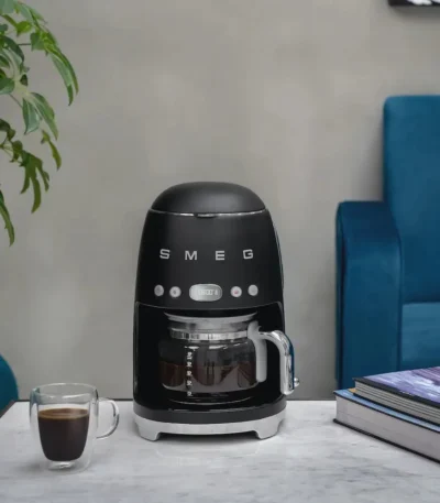 Cafetera de goteo Smeg Negra DCF02BLEU - imagen 1