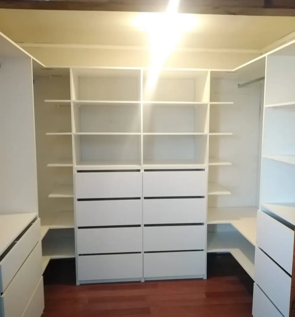 Walk-in closet blanco de gran capacidad, vista 1, mobiliario a medida de Muebles GC