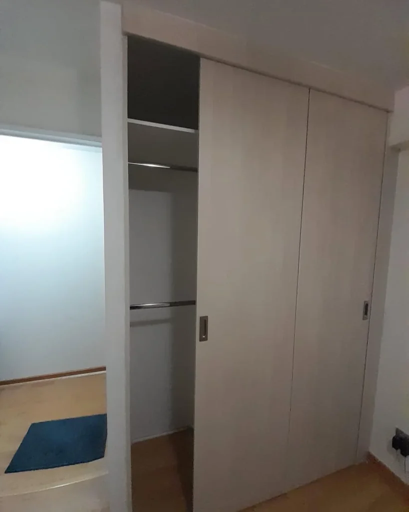 Closet empotrado de líneas minimalistas, vista 1, mobiliario a medida de Muebles GC