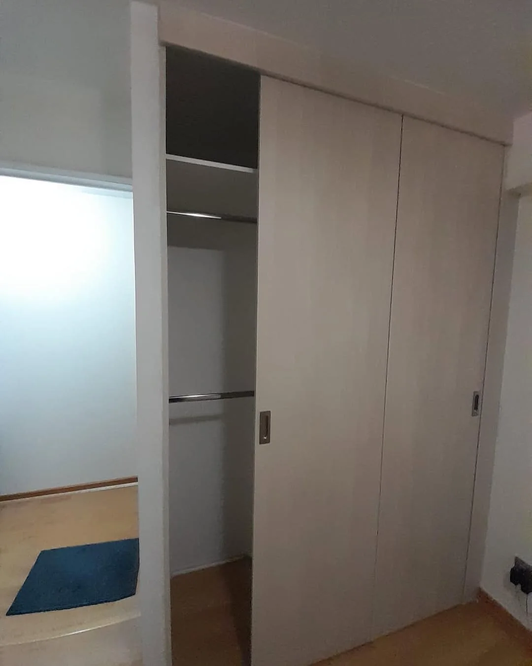 Closet empotrado de líneas minimalistas, vista 1, mobiliario a medida de Muebles GC