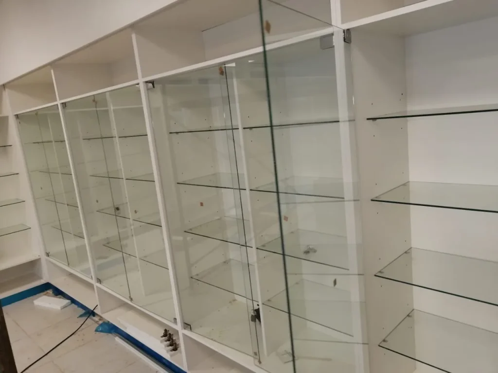 Exhibición perimetral con vitrinas, vista 1, mobiliario a medida de Muebles GC