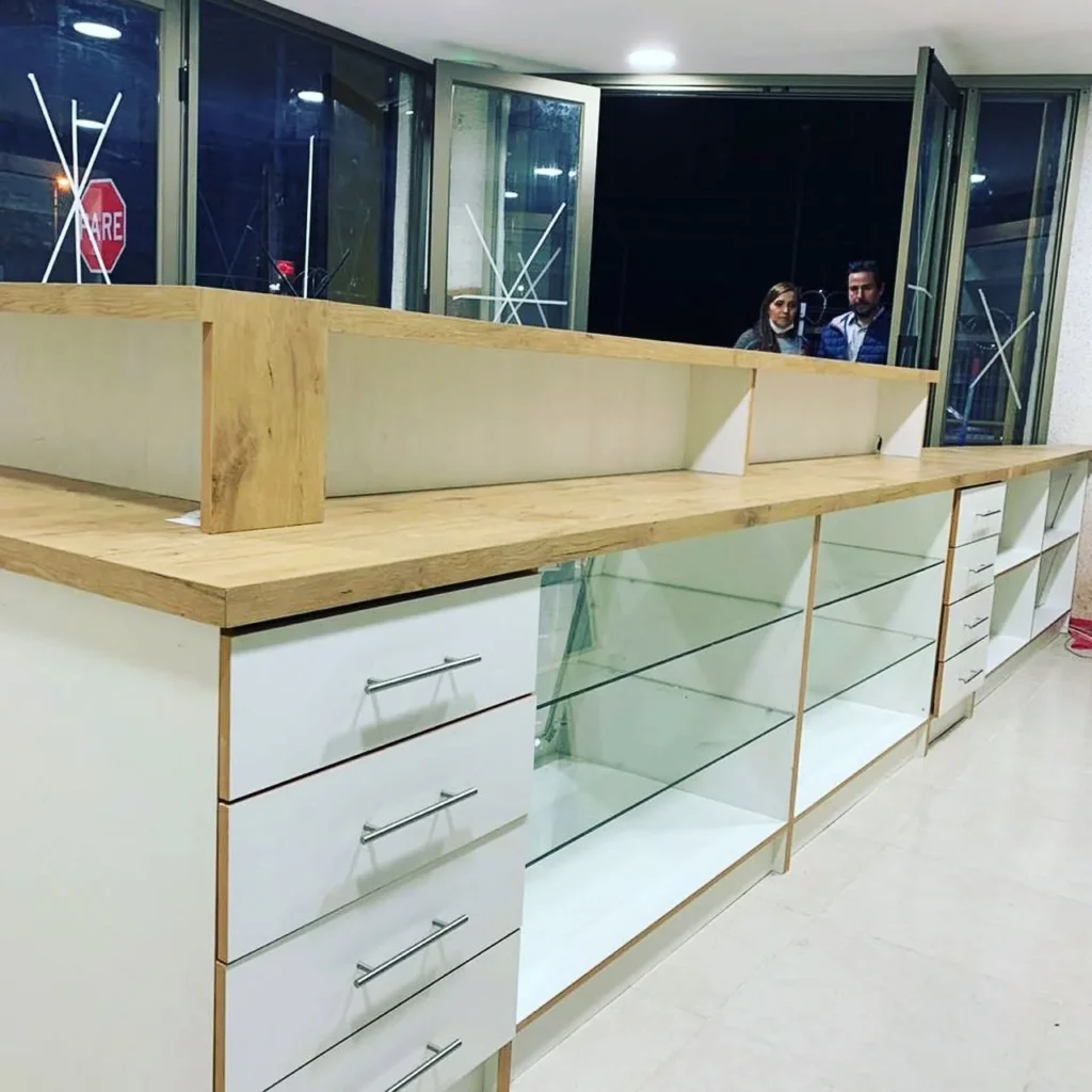 Módulo de atención para farmacia con cubierta y exhibidores en madera