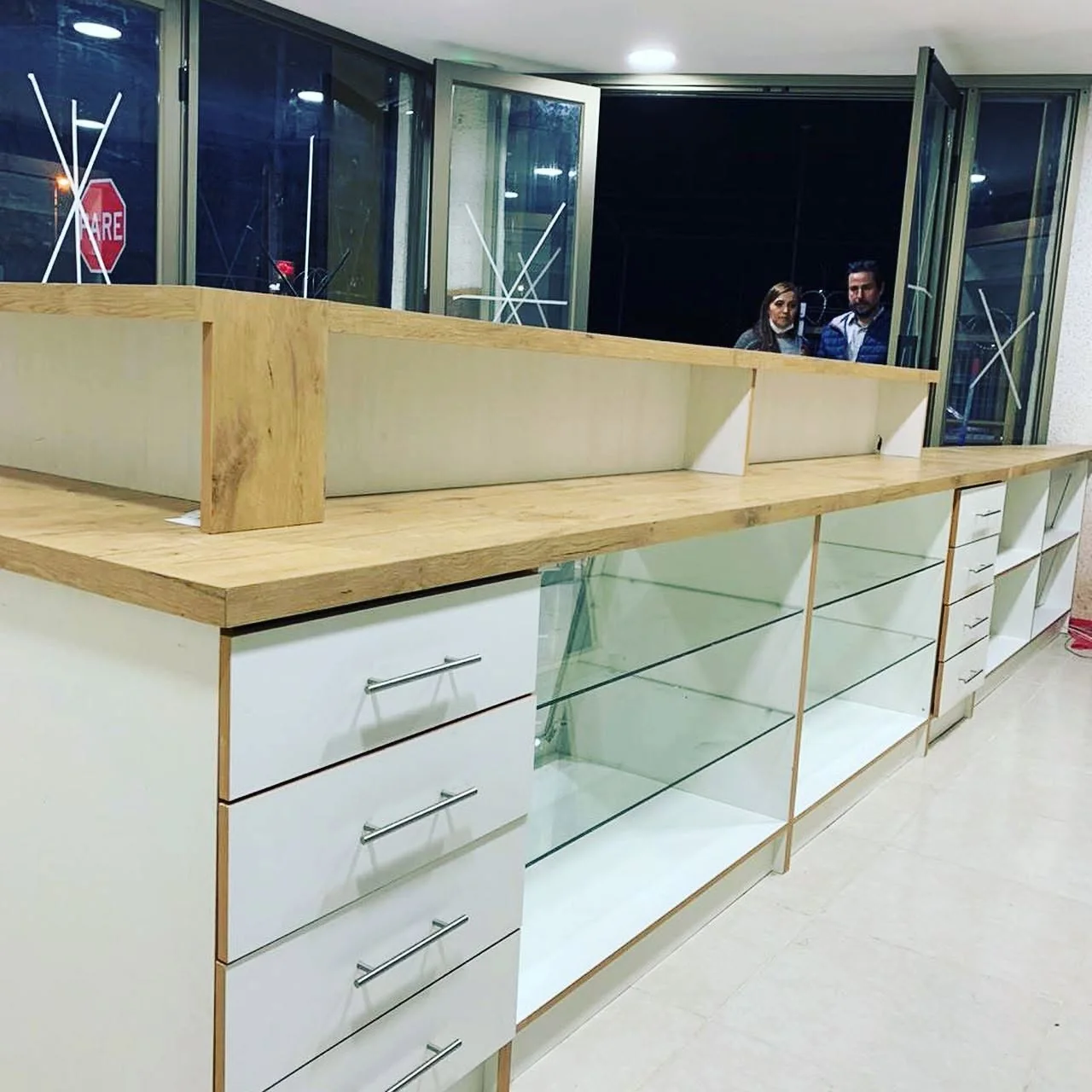 Módulo de atención para farmacia con cubierta y exhibidores en madera