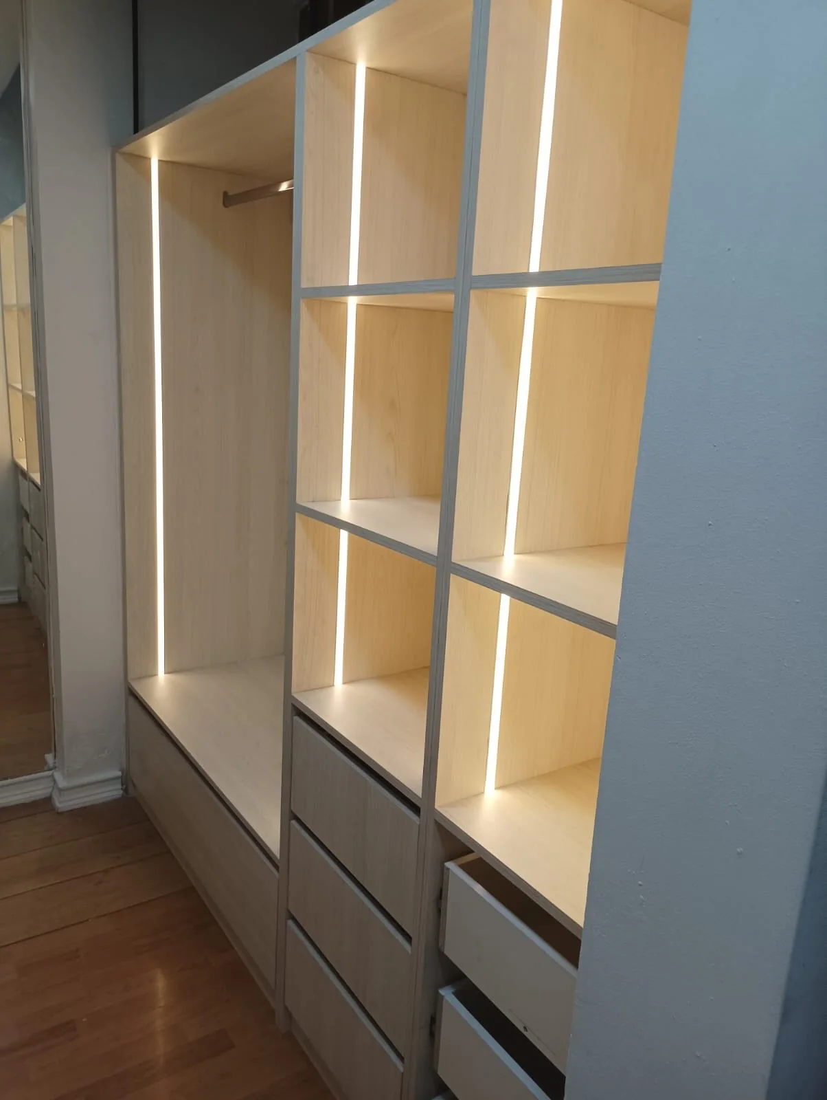 Walk-in closet con iluminación integrada, vista 1, mobiliario a medida de Muebles GC