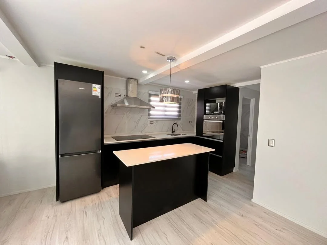 Cocina negra con isla en madera, vista 1, mobiliario a medida de Muebles GC