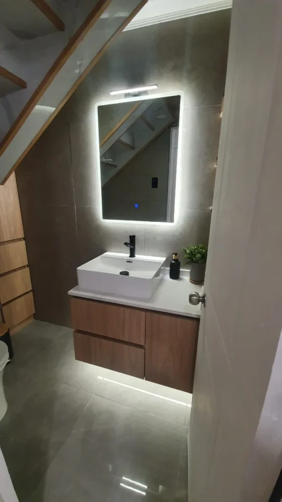 Vanitorio flotante con iluminación integrada, vista 1, mobiliario a medida de Muebles GC