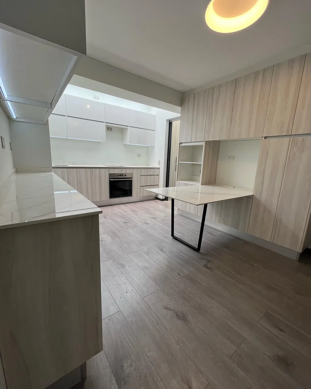 Cocina nórdica con desayunador integrado, vista 1, mobiliario a medida de Muebles GC