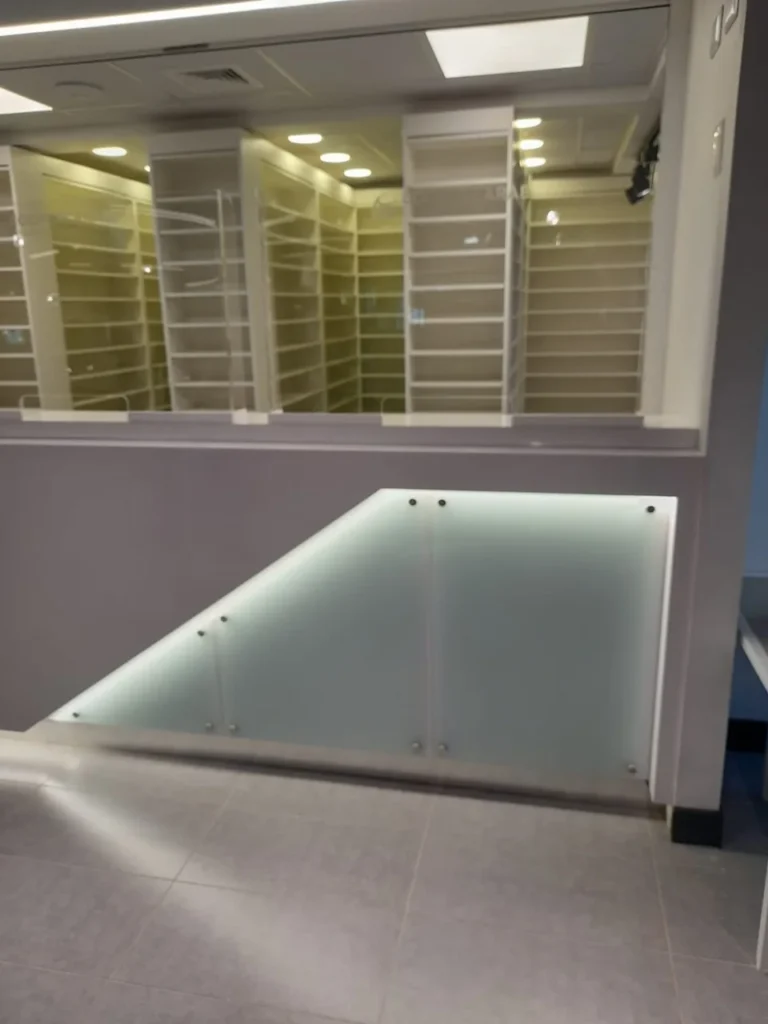 Módulo de atención farmacéutica iluminado, vista 1, mobiliario a medida de Muebles GC