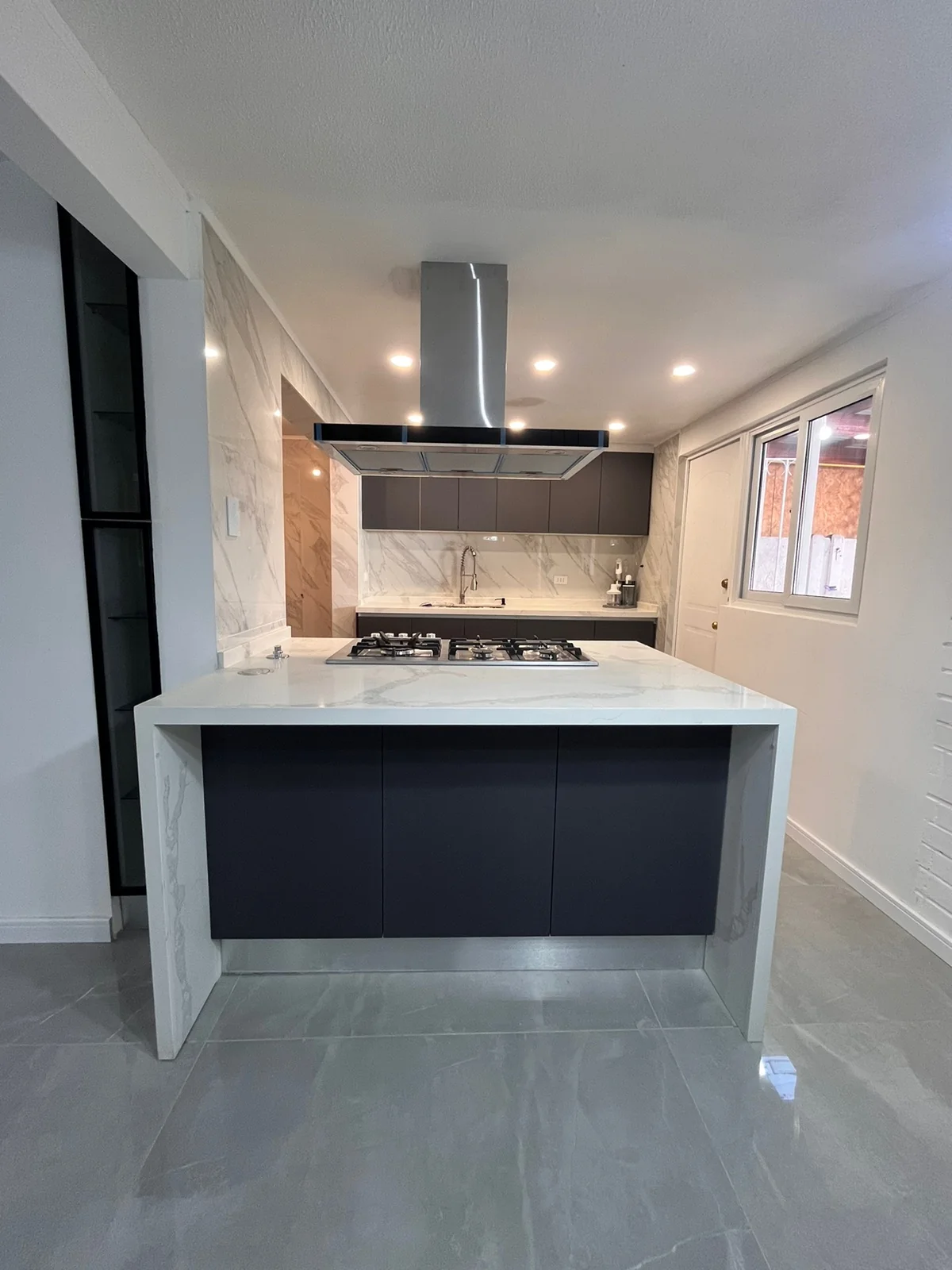 Cocina grafito con península funcional, vista 1, mobiliario a medida de Muebles GC
