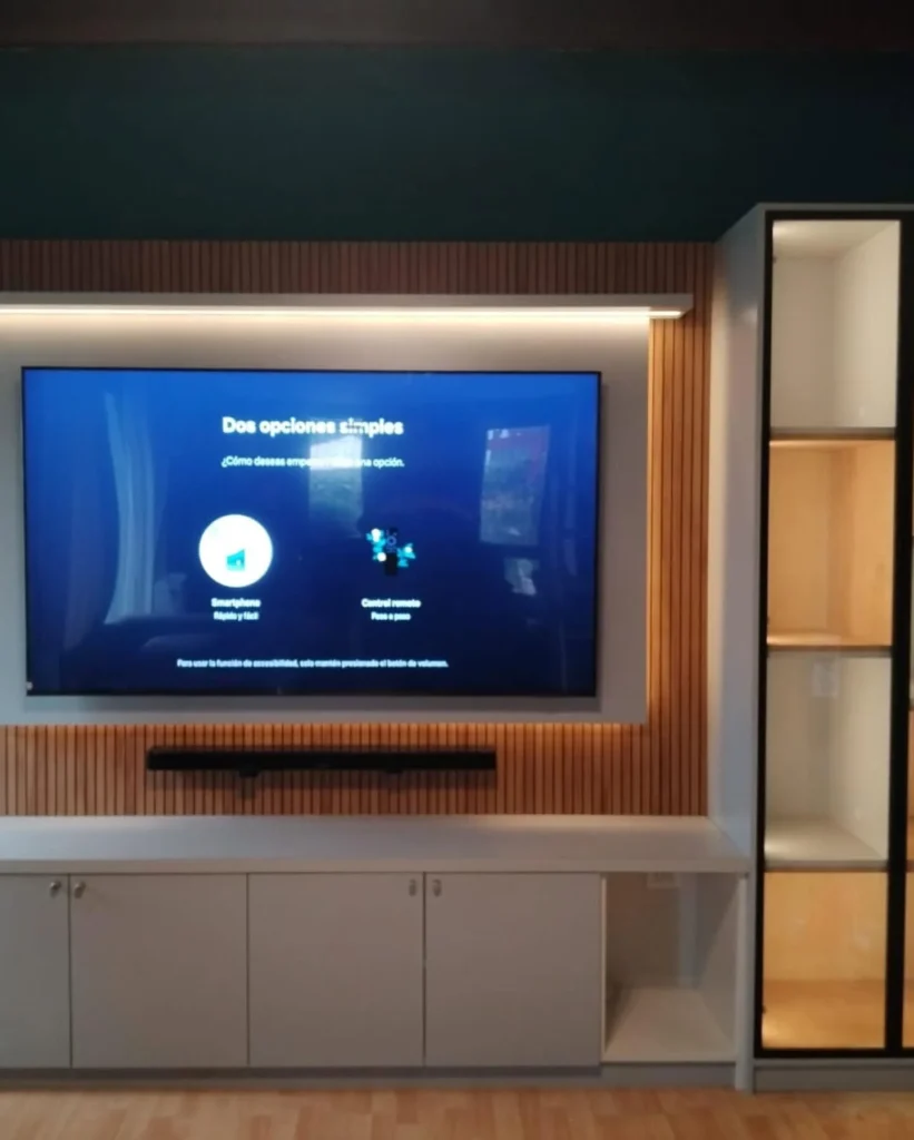 Vista frontal del rack de TV con panel listonado, vitrina iluminada y almacenamiento inferior