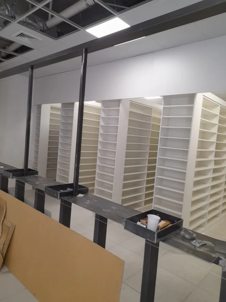 Farmacia con estanterías de alta capacidad, vista 1, mobiliario a medida de Muebles GC